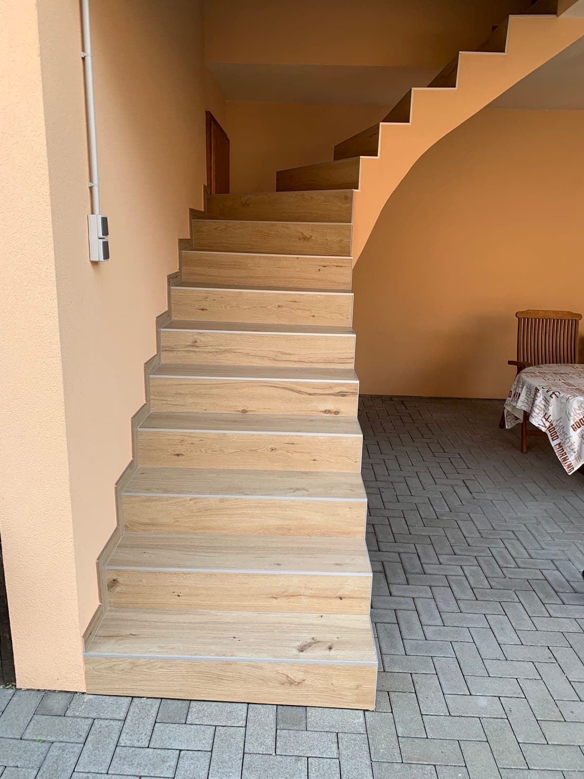 Habillage d'escalier intérieur, marches bois clair — réalisation CGM Alsace
